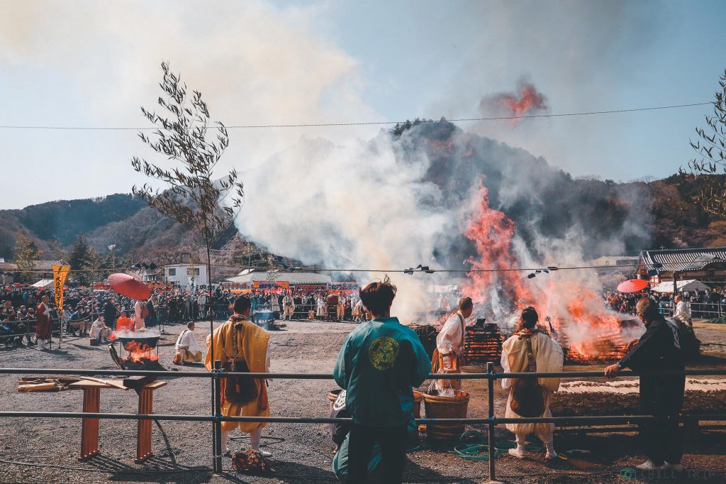 เทศกาลเดินลุยไฟของภูเขาทาคาโอ Takao Fire-Walking Festival (Hiwatari-sai) 